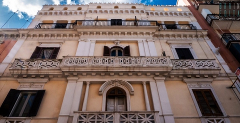 Bari. Torrini, merlature e finestre neogotiche: � Palazzo De Cillis, il "castello" di via Napoli